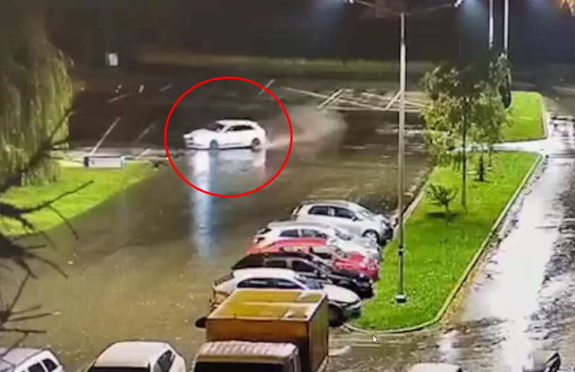 Młody kierowca na mokrym parkingu uczył się driftować. I ciągle przed nim dużo nauki /Policja