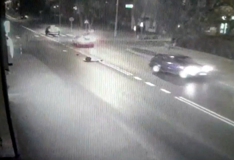 Młody kierowca nie dostrzegł pieszej, która miała czarną kurtkę i znajdowała się na tle świateł innego pojazdu /Policja