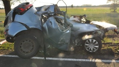 Młody kierowca stracił panowanie i uderzył w drzewo. Zginął na miejscu