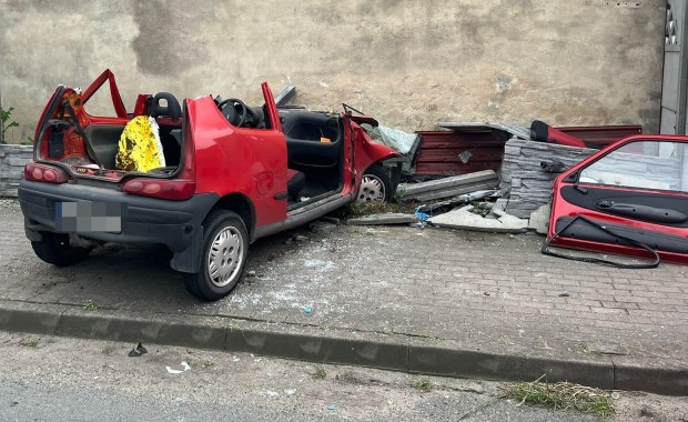 Młody kierowca uwięziony w aucie. Z seicento zostało "cabrio"