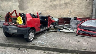 Młody kierowca uwięziony w aucie. Z seicento zostało "cabrio"