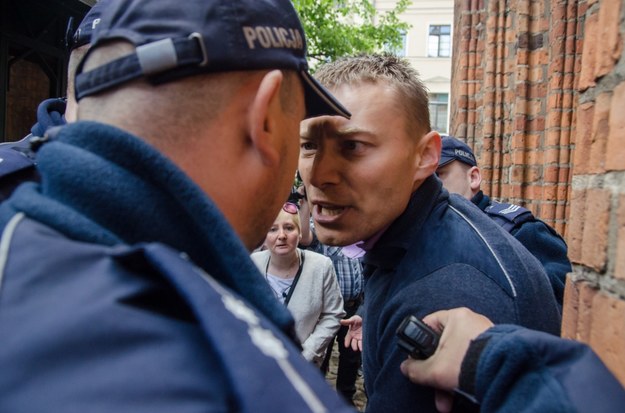 Młody mężczyzna, który próbował dostać się w pobliże wchodzącego do toruńskiego ratusza prezydenta Bronisława Komorowskiego został zatrzymany przez policję i oficerów BOR /Tytus Żmijewski /PAP