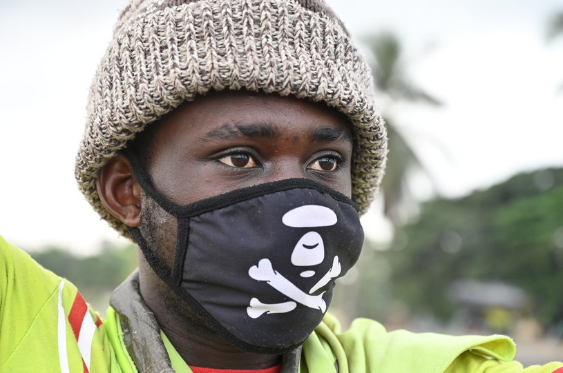 Młody mężczyzna w masce ochronnej, zdjęcie ilustracyjne /ISSOUF SANOGO / AFP /AFP