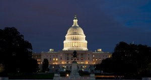 Młody mężczyzna zatrzymany przed Kapitolem. Był uzbrojony