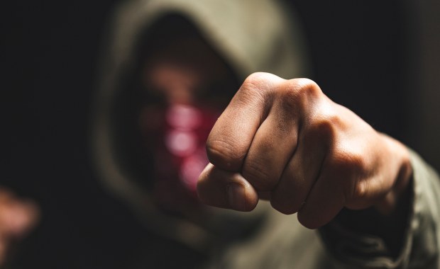 Młody mężczyzna zmarł po nocnej bójce. Poszukiwany 19-latek w rękach policji