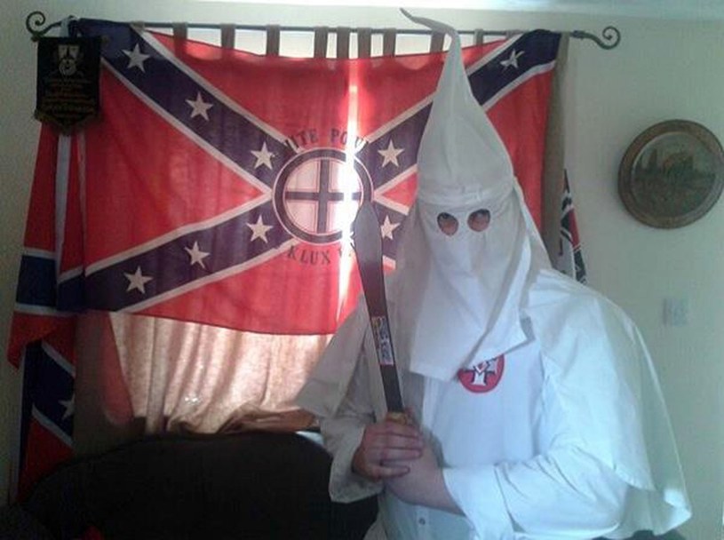 Młody ojciec w stroju organizacji Ku Klux Klan /BEEM/East News