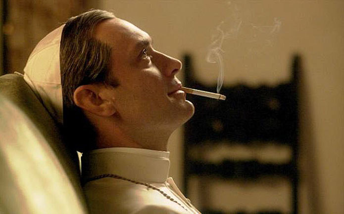 "Młody papież": Jude Law z papierosem /HBO