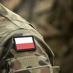 Młody żołnierz z raną postrzałową głowy znaleziony w parku w Białowieży