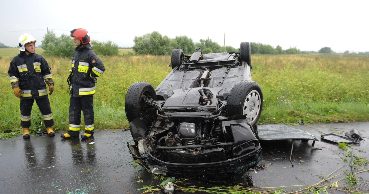 Młodych kierowców cechuje brawura i niewielkie umiejętności /Łukasz Solski /East News