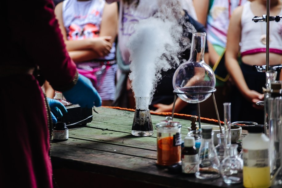 Młodzi adepci magii pod czujnym okiem mistrza uczą się tajników alchemii /Maciej Chyra