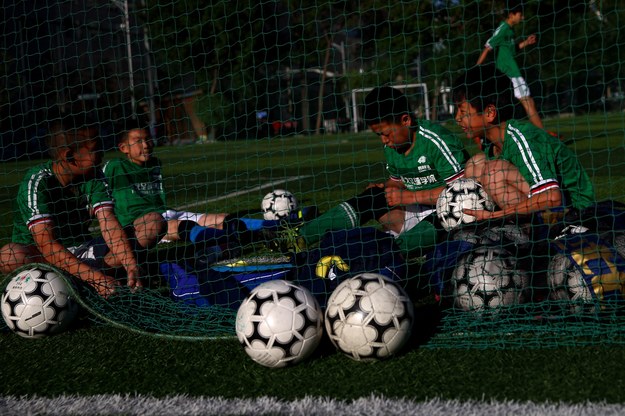Młodzi adepci piłki nożnej w szkółce w Pekinie /WU HONG /PAP/EPA