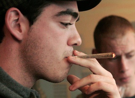 Młodzi Belgowie palą marihuanę w Roosendaal, styczeń 2009 /AFP