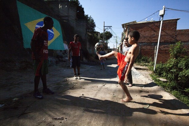Młodzi Brazylijczycy grają w piłkę na przedmieściach Sao Paulo /Sebastiăo Moreira /PAP/EPA