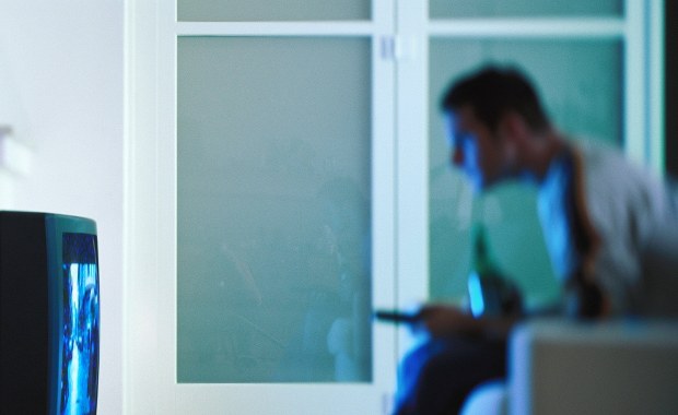 Młodzi Brytyjczycy oglądają angielskie filmy z napisami... po angielsku