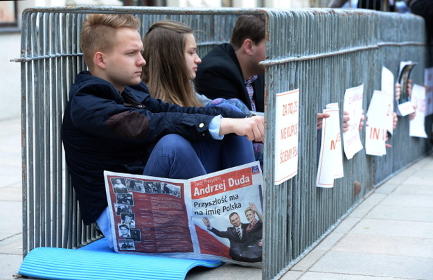 Młodzi działacze PO w klatkach przed Pałacem Prezydenckim w Warszawie /PAP/Jacek Turczyk /PAP