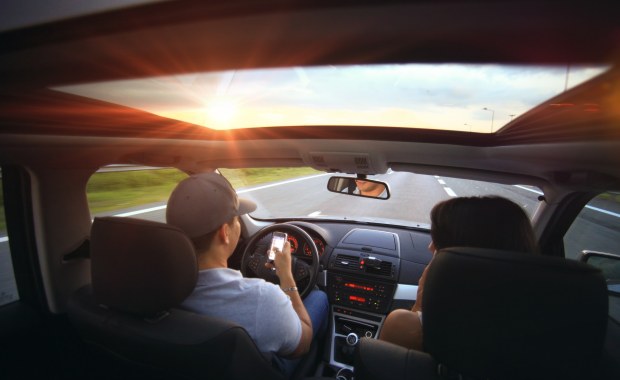 Młodzi kierowcy bez muzyki za kierownicą nie pojadą