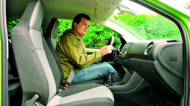 Młodzi kierowcy nie zawsze potrafią dobrać właściwą pozycję za kierownicą i korzystać z lusterek. /Motor