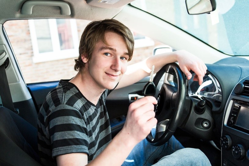 Młodzi kierowcy są gorsi niż emeryci. Raport nie pozostawia złudzeń