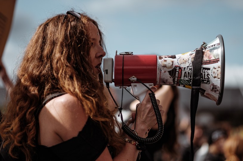 Młodzi ludzie opowiadają nam o swoim odbiorze otaczającego ich świata /Clem Onojeghuo /Unsplash