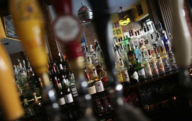Młodzi ludzie pijący alkohol spędzają więcej czasu przed komputerem /AFP