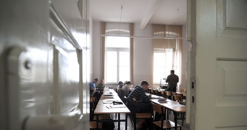 Młodzi ludzie są przyzwyczajeni do mieszkania z rodzicami, do tego, że rodzice muszą ich utrzymać i że wcale nie trzeba pracować /Lech Gawuc /Reporter