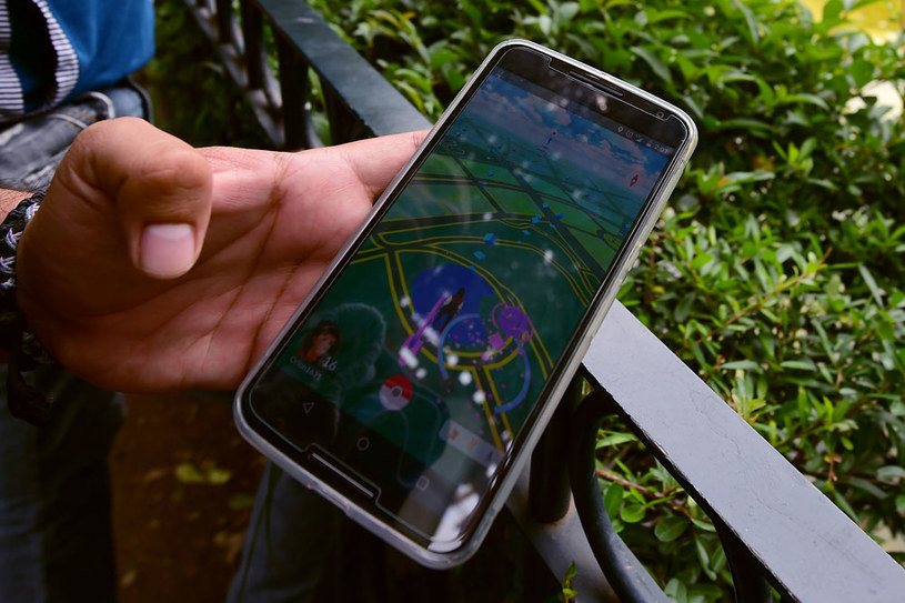 Młodzi ludzie tłumaczyli samowolne wejście na teren prywatny grą "Pokemon Go" /AFP