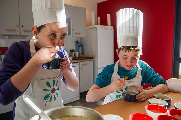 Młodzi ludzie uczą się zdrowo gotować /AFP