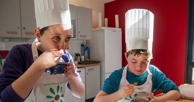Młodzi ludzie uczą się zdrowo gotować /AFP