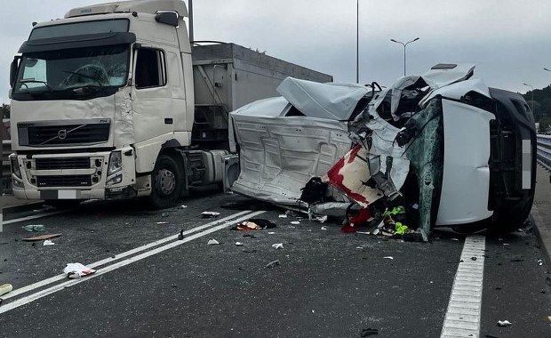 Młodzi ludzie w szpitalu, cztery rozbite auta. Policja bada przyczyny wypadku