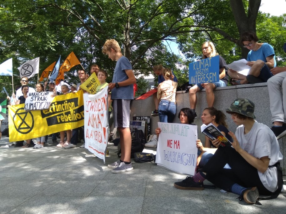 Młodzi ludzie z transparentami przed Sejmem /Karol Pawłowicki /RMF FM