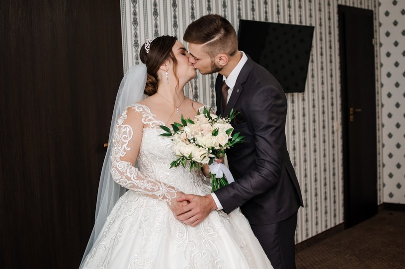 Młodzi małżonkowie często stają przed dylematem, jak zwracać się do teściów /123RF/PICSEL