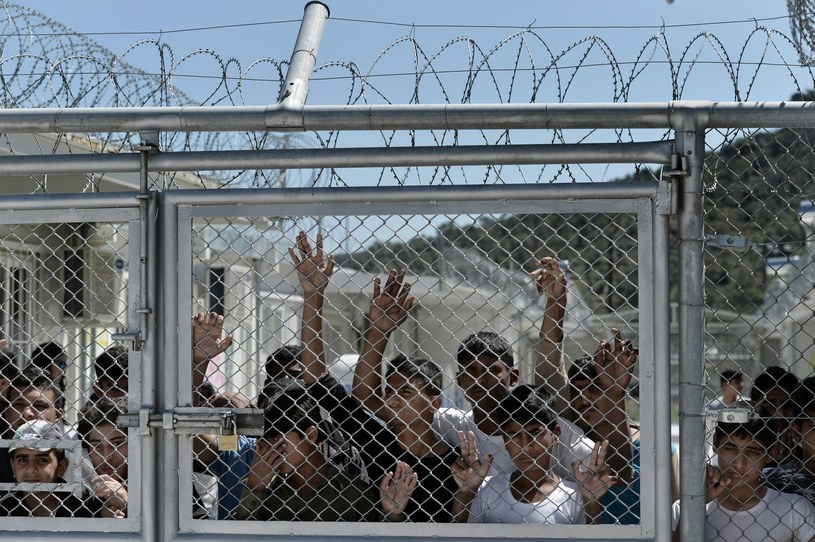 Młodzi migranci na wyspie Lesbos, zdj. ilustracyjne /ARIS MESSINIS / AFP /AFP