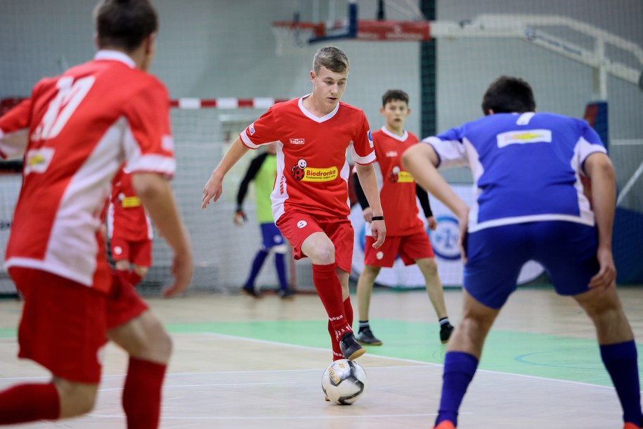 Młodzi piłkarze w czasie turnieju / 	Leszek Szymański    /PAP