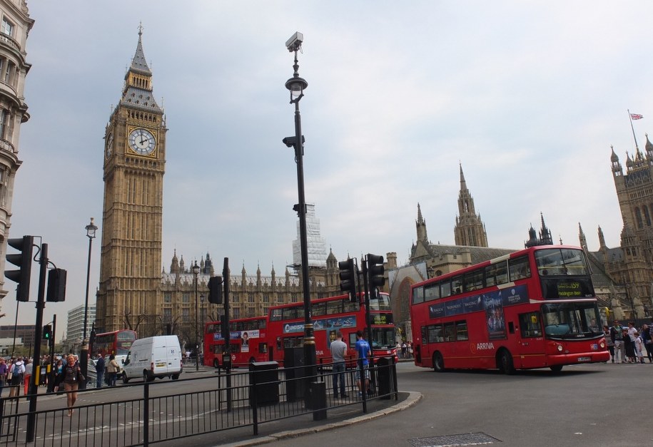Młodzi Polacy coraz częściej wybierają życie nie nad Wisłą, ale nad Tamizą /PAP/DPA/Marcus Brandt  /PAP