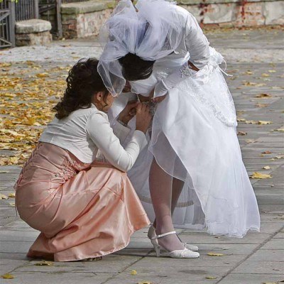 Młodzi Polacy coraz później decydują się na zawarcie małżeństwa /AFP