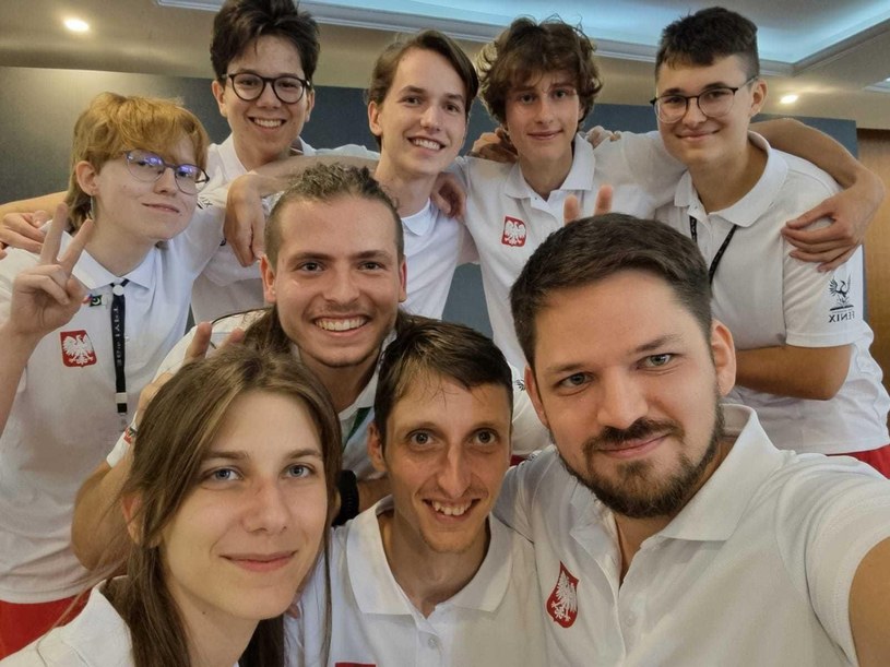 Młodzi, polscy fizycy z Klubu Naukowego Fenix okazali się najlepsi na świecie. / zdjęcie: @kawecki_maciej /Twitter