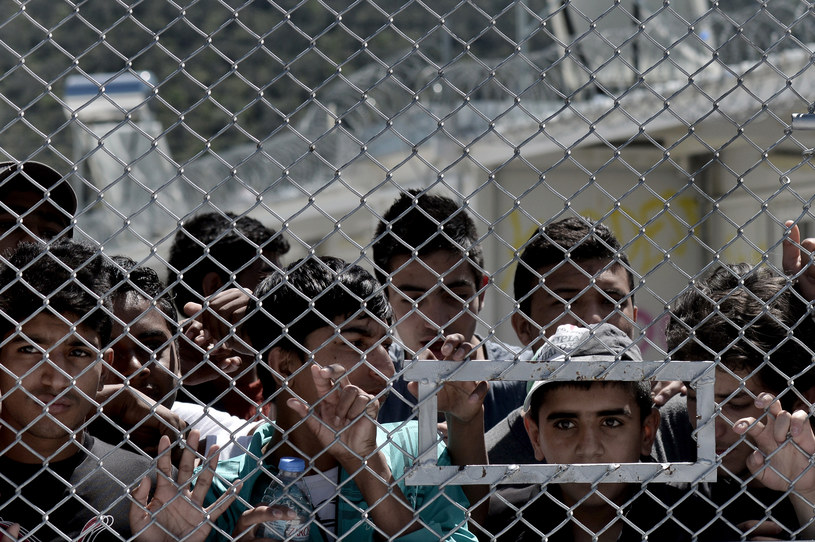 Młodzi uchodźcy na Lesbos /AFP