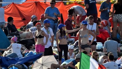 Młodzi w Brzegach grają w karty, opalają się, śpiewają