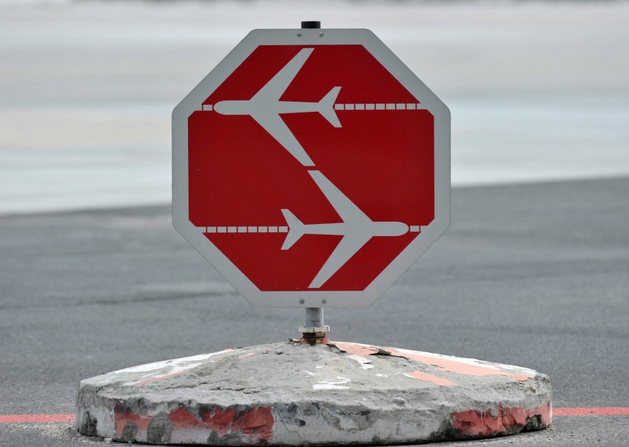 Spóźnili się na samolot. Gonili go po płycie lotniska