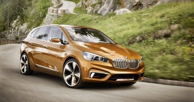 Młodzieńczy charakter BMW Active Tourer Outdoor podkreśla lakier Gold Race Orange. Auto spoczywa na 20-calowych obręczach. /BMW