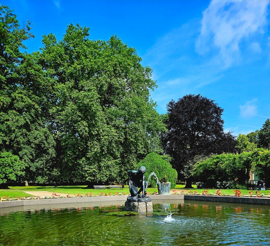 Młodzieniec duszący węża zdobi fontannę w łańcuckim parku /Materiały prasowe