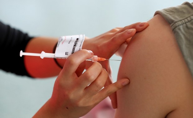 "Młodzież daje lekcję wszystkim". Przepustka Covid-19 nakłoniła młodych Włochów do szczepień