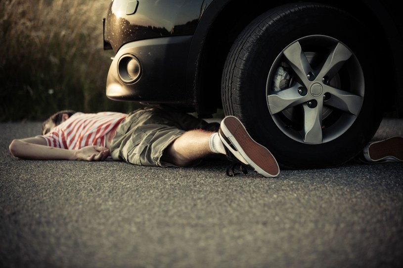 Демо версия пацана кровь на асфальте. Девушка лежит на дороге. Машина лежит на асфальте.
