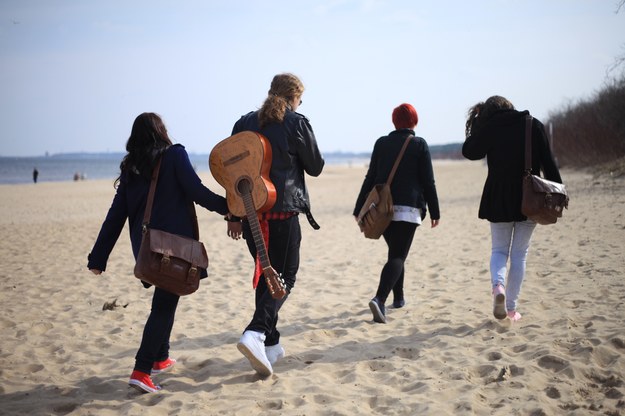 Młodzież na plaży w Gdańsku Jelitkowie /Roman Jocher    /PAP