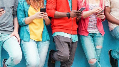 Młodzież spędza w internecie nawet 12 godzin. "Nie demonizujmy tego!" 