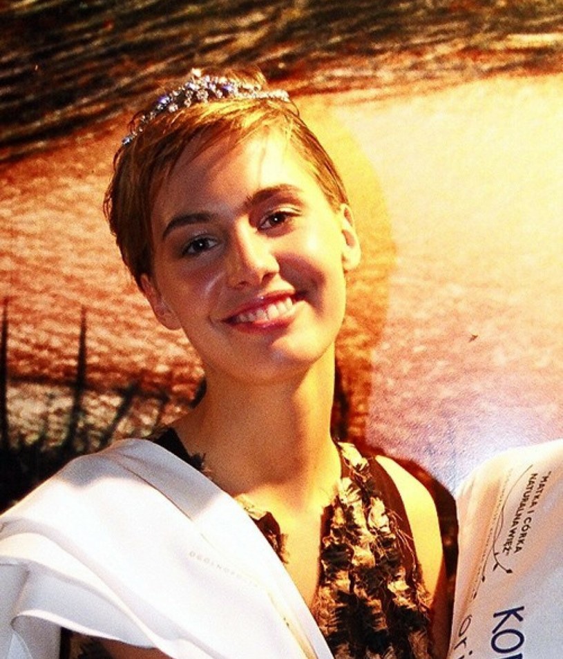 Młodziutka Agnieszka Hyży. Tutaj na zdjęciu z 2002 roku /Tricolors /East News