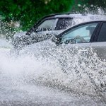 Młot wodny może zniszczyć silnik. Lepiej zwolnić przed kałużą