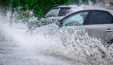 Młot wodny może zniszczyć silnik. Lepiej zwolnić przed kałużą