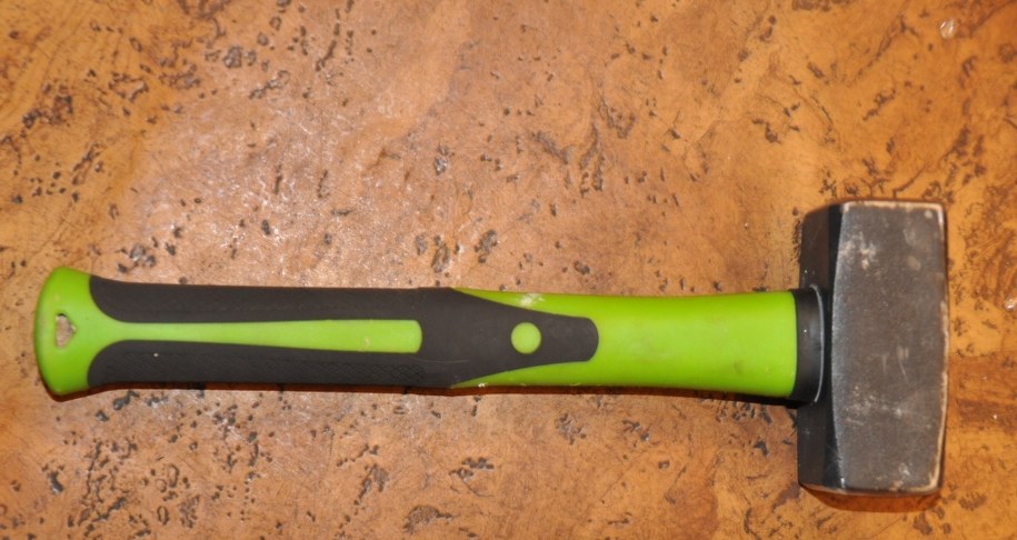 Młotek zostawiony przez sprawcę /Policja