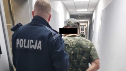 Młotkiem i kamieniami wybił szybę w komendzie